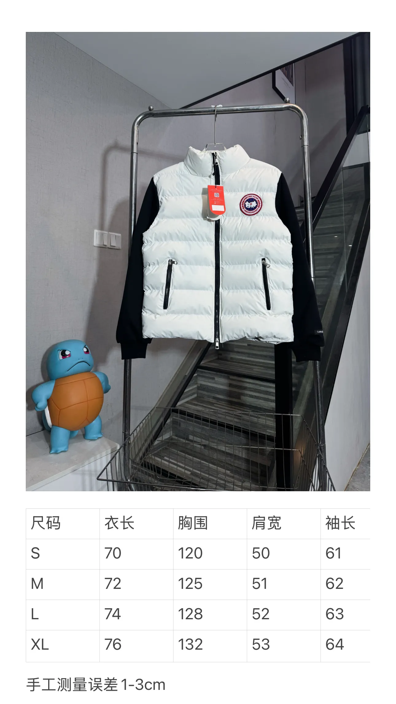 P370 model number: HE40 Canada Goose-Canada Goose down jacket with patch sleeves and small logo The fabric is made of windproof material, and the inner filling is made of down cotton, with up to 350 grams of cotton filling. The upper body is comfortable and warm, and does not appear bloated. The fabric is made of rib-line craftsmanship and does not easily run away. The small label on the chest is sewn with a laser-printed leather label. The zipper is customized with original hardware and small letters. The design of the overall clothing splicing and color splicing highlights the features. It is made by a large factory and has the original original label. The three labels are complete, so you can buy it with confidence.  Color: Picture color Size: S M L XL